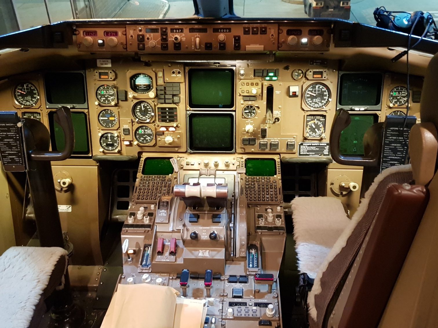 Boeing-Cockpit-off